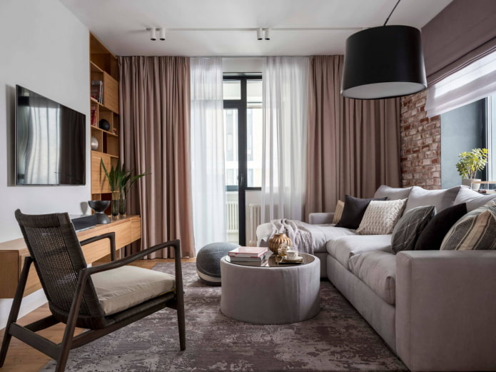 Kleines Wohnzimmer mit zwei Fenstern