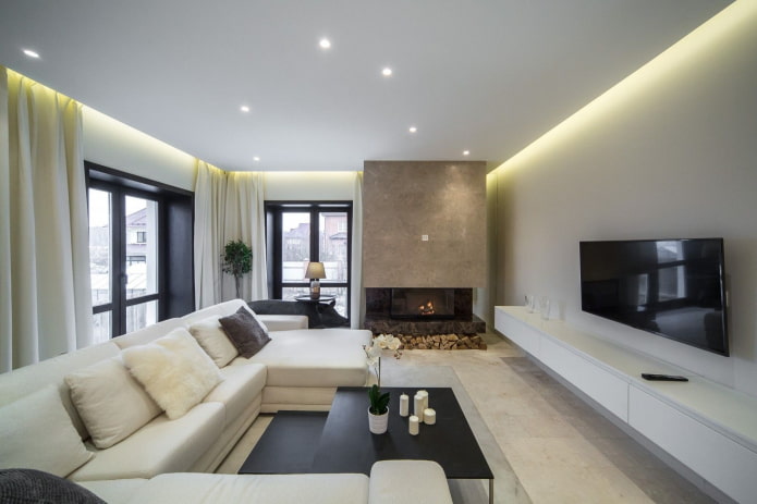 Wohnzimmer mit Kamin an der Ecke des Hauses