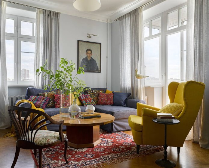 Wohnzimmer mit Fenster und Balkon