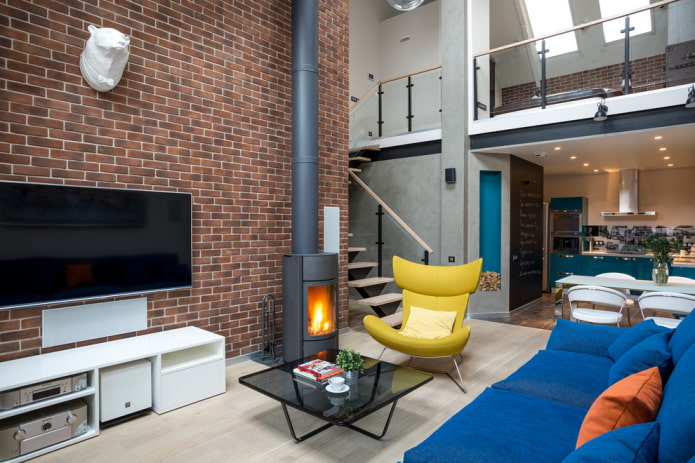 Holzkamin und Fernseher im Wohnzimmer
