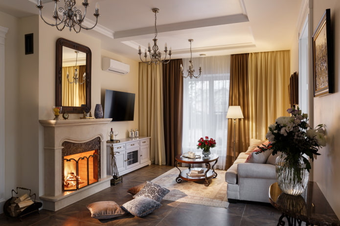 Holzkamin und Fernseher im Wohnzimmer