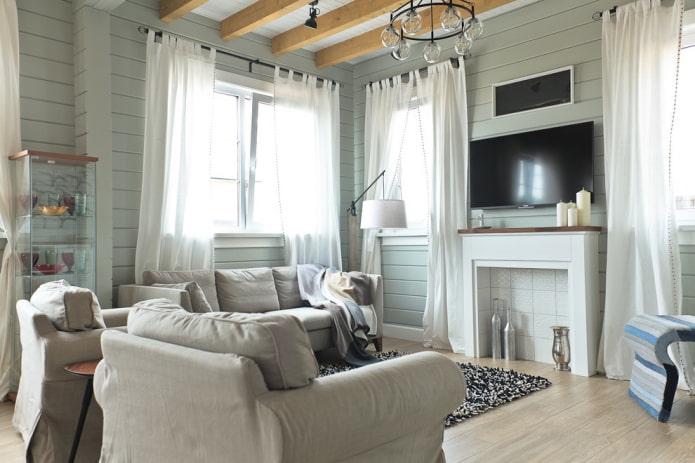 falscher Kamin und Fernseher im Wohnzimmer