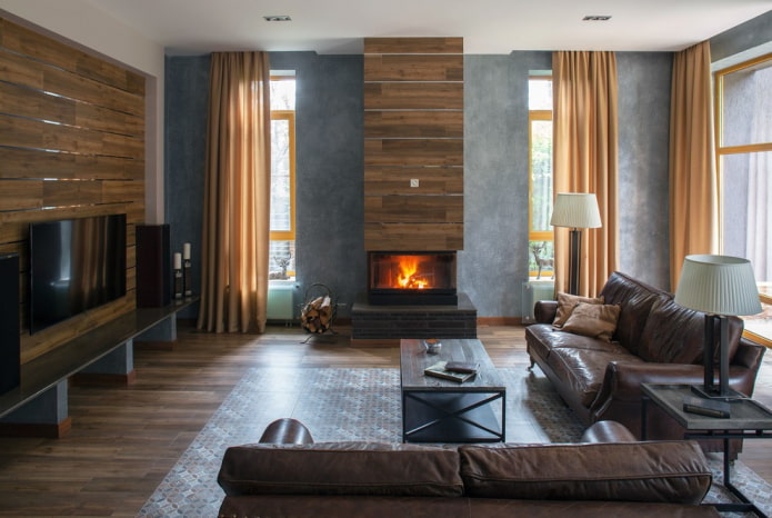 Kamin und Fernseher an angrenzenden Wänden im Wohnzimmer