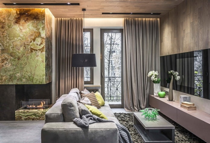 Kamin und Fernseher an gegenüberliegenden Wänden im Wohnzimmer