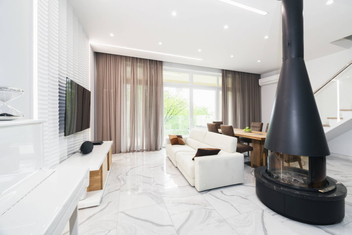 Kamin und Fernseher im Wohnzimmerinterieur im modernen Stil