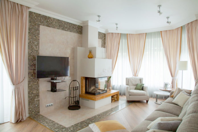 Holzkamin und Fernseher im Wohnzimmer