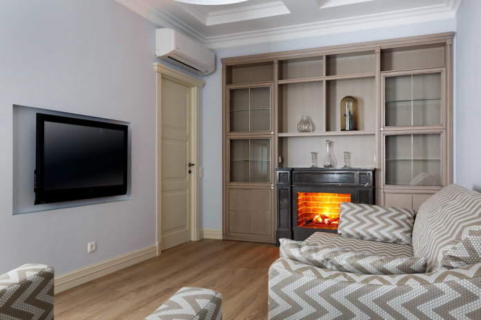 Kamin und Fernseher im Inneren eines kleinen Wohnzimmers