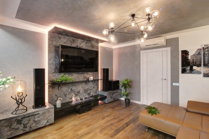 Kamin und Fernseher im Wohnzimmer eines Landhauses