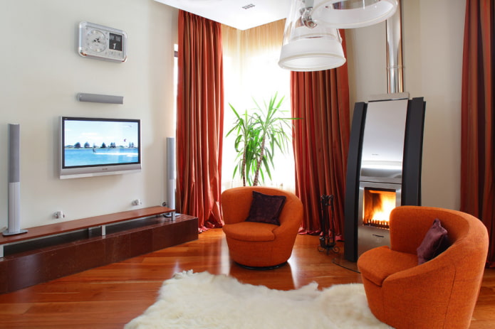 Gaskamin und Fernseher im Wohnzimmer