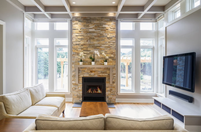 Kamin und Fernseher im Wohnzimmer eines Landhauses