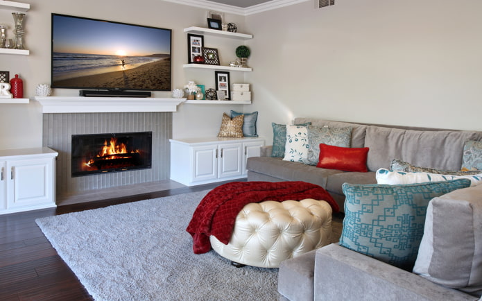 Elektrokamin und Fernseher im Wohnzimmer