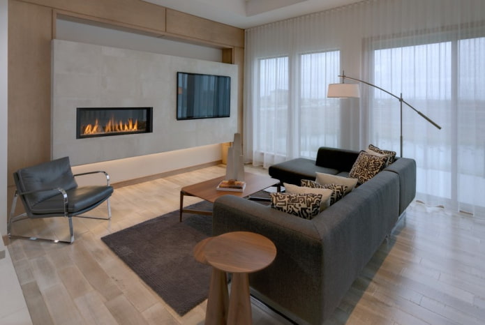 Elektrokamin und Fernseher im Wohnzimmer