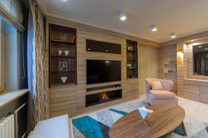 Kamin mit in den Schrank eingebautem Fernseher im Wohnzimmer