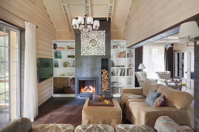 Kamin und Fernseher im Wohnzimmer eines Landhauses