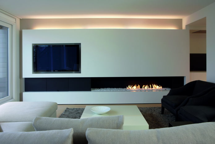 Kamin und Fernseher im Wohnzimmer im minimalistischen Stil