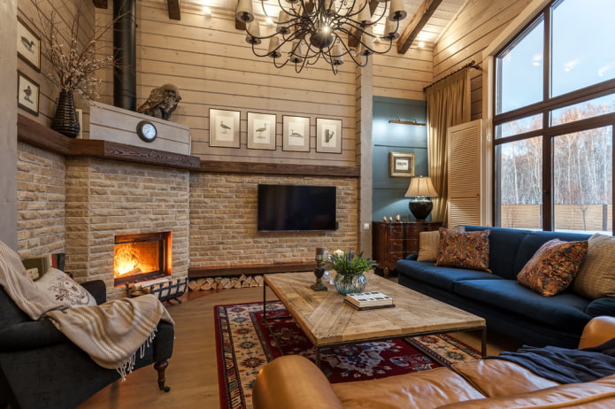 Kamin und Fernseher im Wohnzimmer im Landhausstil