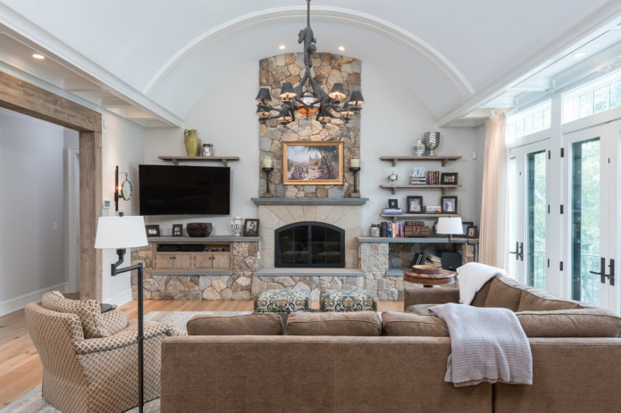 Kamin und Fernseher im Wohnzimmer