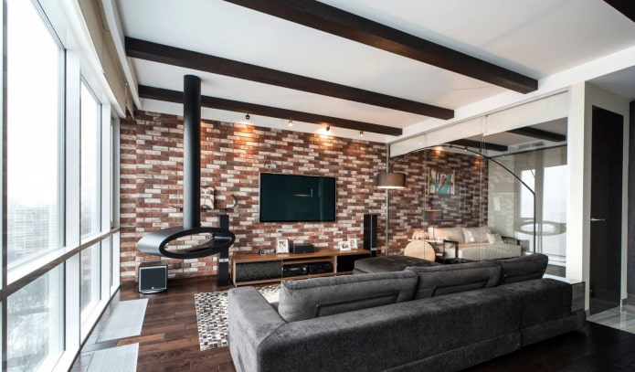 Kamin und Fernseher im Wohnzimmer-Interieur im modernen Stil