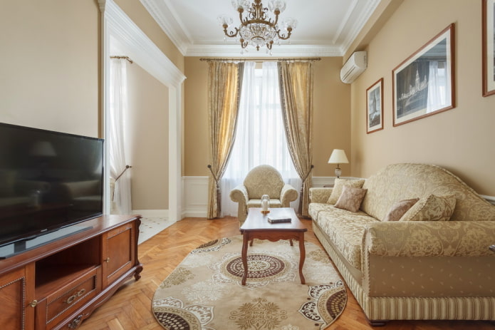 Interieur eines beigen Wohnzimmers im klassischen Stil