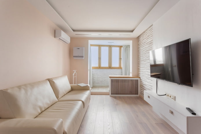 Wohnzimmer-Interieur in Weiß- und Beigetönen