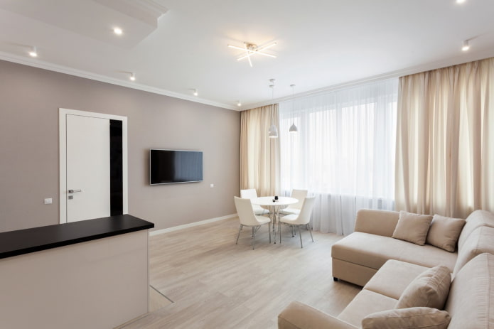 Wohnzimmer-Interieur in Weiß- und Beigetönen