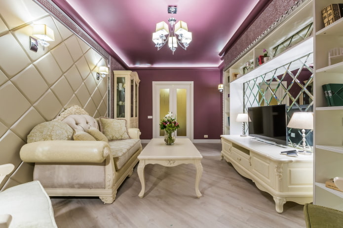 Interieur eines beigen Wohnzimmers im klassischen Stil