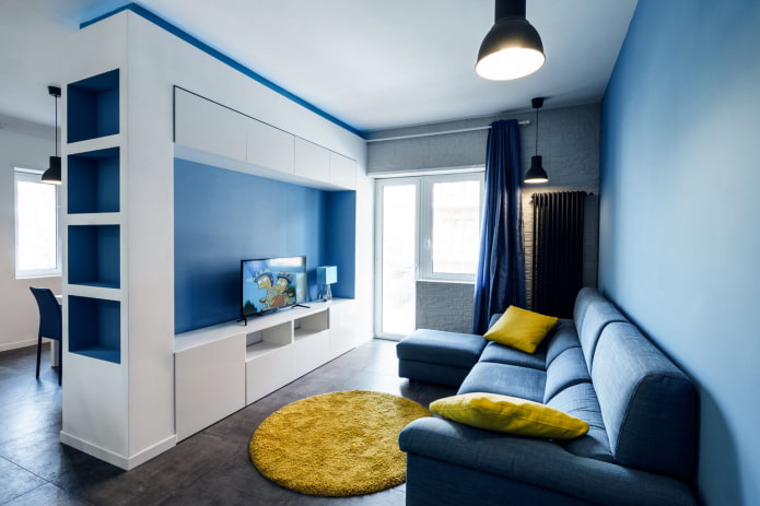 Blaues Wohnzimmer mit hellen Akzenten