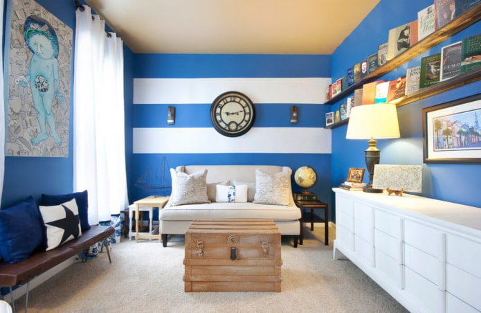 Blaues Wohnzimmer im Marine-Stil