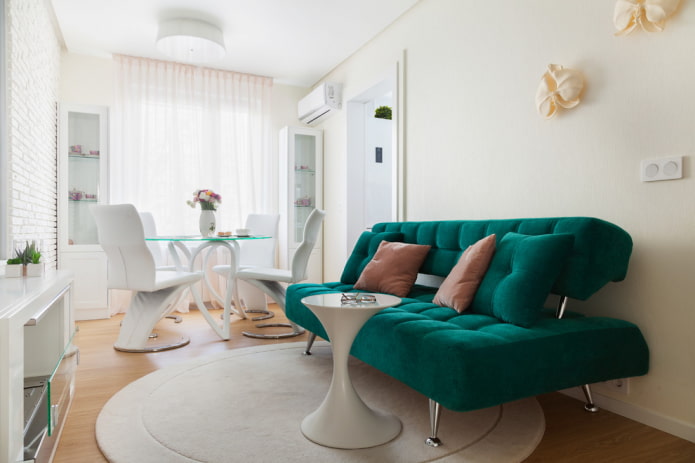 Essbereich im Wohnzimmer in einer Chruschtschow-Wohnung