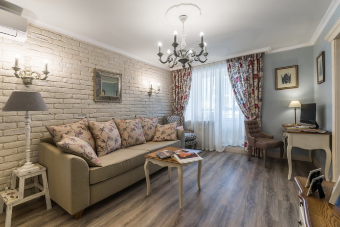 Innenansicht des Wohnzimmers in einer Chruschtschowka im Provence-Stil