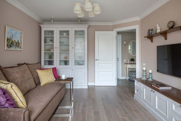 Beige Wohnzimmer im Inneren einer Chruschtschow-Wohnung