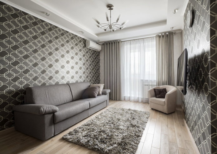 Graues Wohnzimmer im Inneren einer Chruschtschow-Wohnung