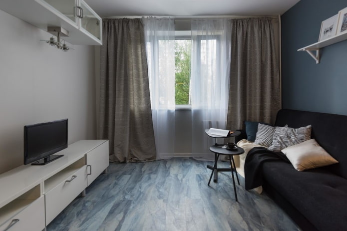 Graues Wohnzimmer im Inneren einer Chruschtschow-Wohnung