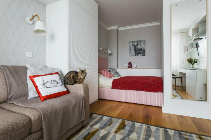Schlafbereich im Wohnzimmer einer Chruschtschow-Wohnung