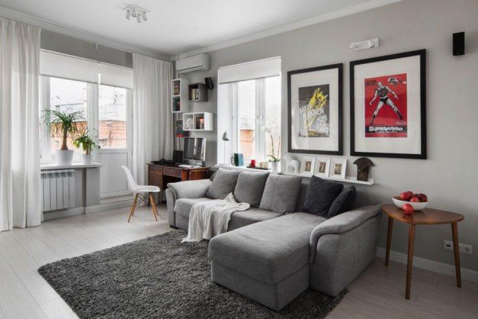 Graues Wohnzimmer im Inneren einer Chruschtschow-Wohnung