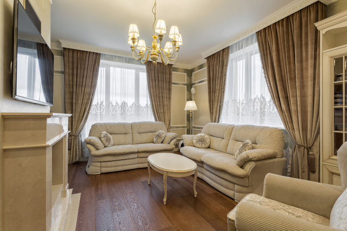 Interieur eines kleinen Wohnzimmers im klassischen Stil