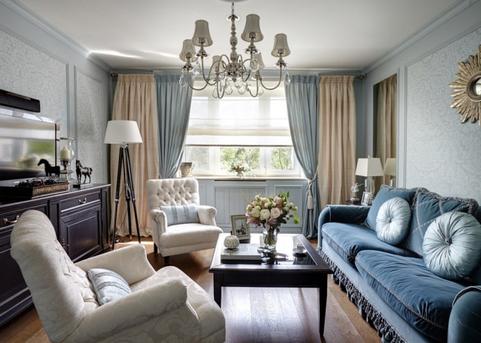 Interieur eines kleinen Wohnzimmers im klassischen Stil