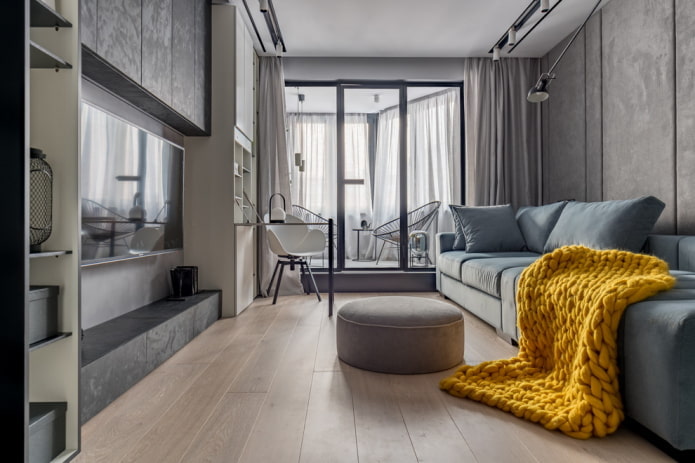 Graues Wohnzimmerinterieur mit einer hellen Decke