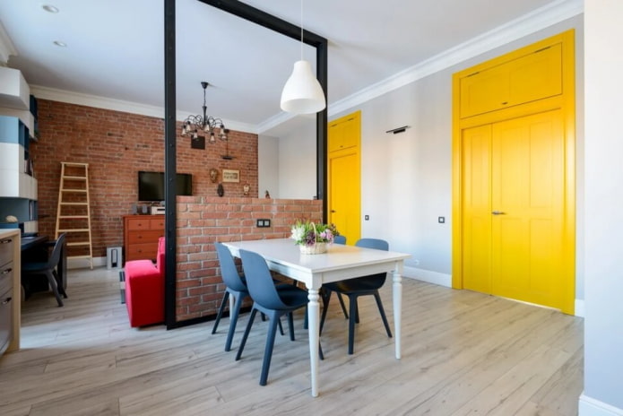 Kontrastierende Türen in einem Loft-Wohnzimmer