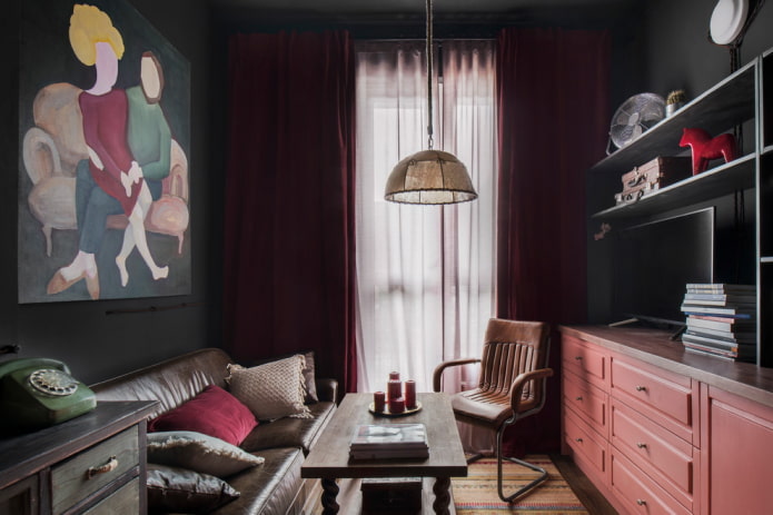 Dekor im Wohnzimmer-Interieur im urbanen Stil
