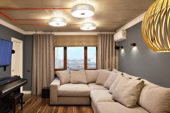 Kleines Wohnzimmer mit blauer Wand