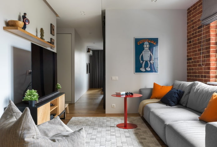 graues Interieur mit Terrakotta-Kissen