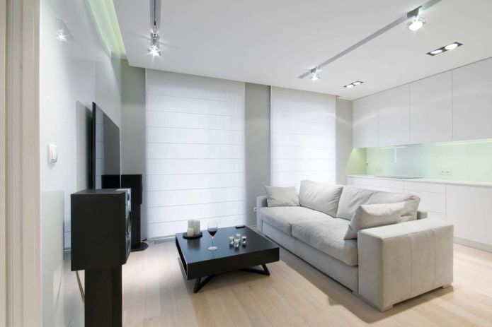Dekor und Beleuchtung im Wohnzimmer im minimalistischen Stil