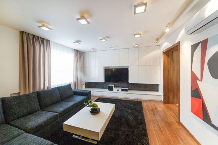 Dekor und Beleuchtung im Wohnzimmer im minimalistischen Stil