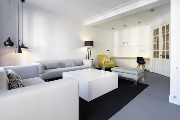 Dekor und Beleuchtung im Wohnzimmer im minimalistischen Stil