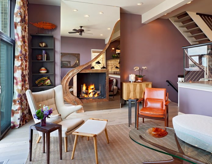 Wohnzimmer mit lila Wänden