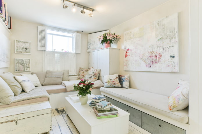 helles Wohnzimmer im Provence-Stil