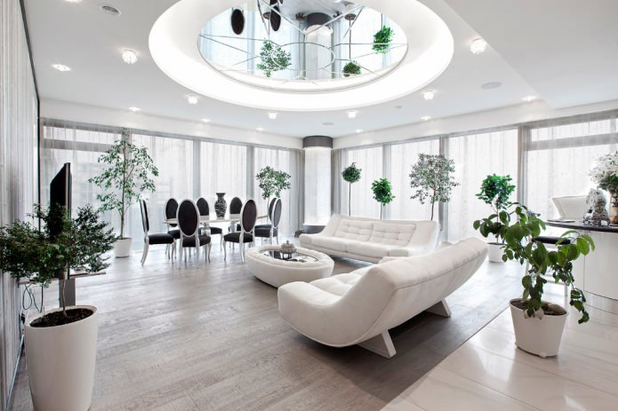 weiße Decke im Flur