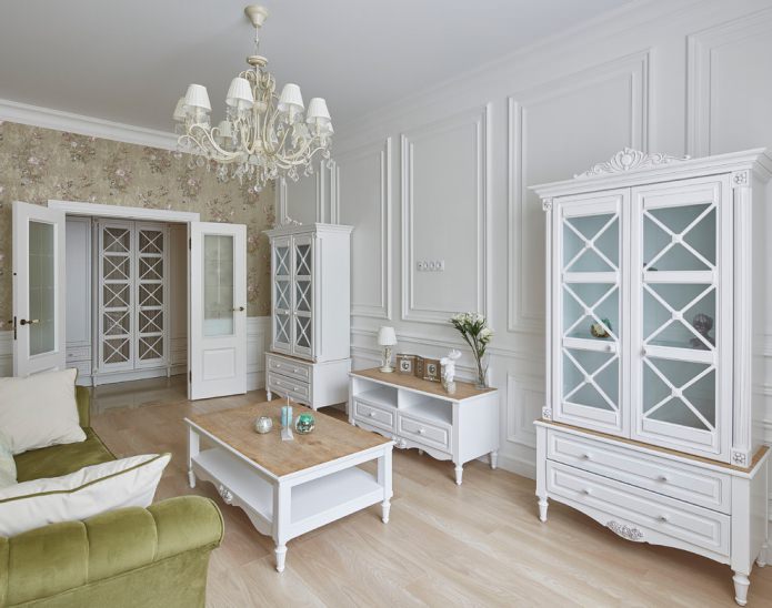 Helle Türen im Wohnzimmer