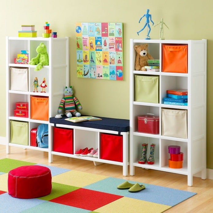 Regal zur Aufbewahrung von Spielzeug im Kinderzimmer